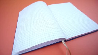 Turuncu arkaplanda açık bir defter