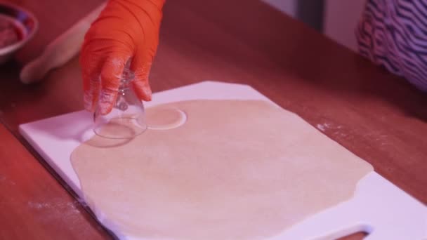 La pasta impastata viene tagliata in cerchi con un bicchiere — Video Stock