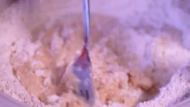 Тесто смешивают с водой — стоковое видео