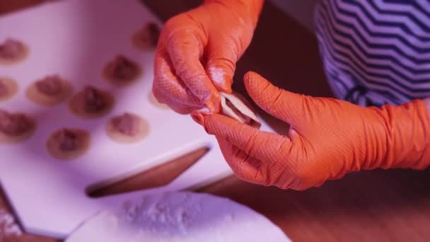 Realizzazione artigianale di gnocchi con guanti arancioni — Video Stock