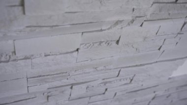 küçük tuğlalardan yapılmış şık duvarların arkasında hareket