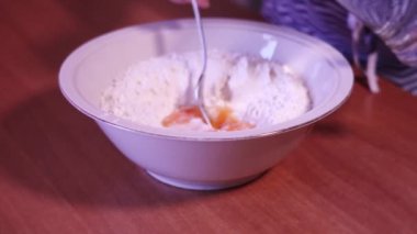 Yumurta un ve suyla karıştırılır.