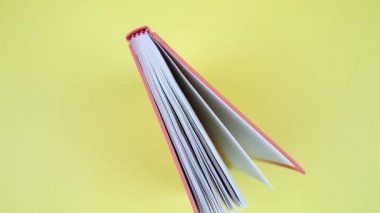 Sarı arkaplan hakkında hafif açık bir kitap