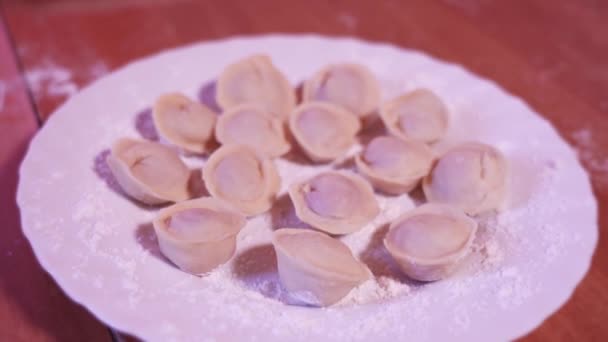 Tortellini artesanal na placa sobre a mesa — Vídeo de Stock