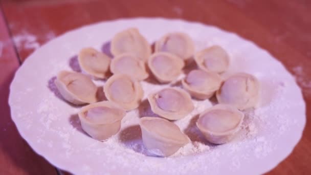 Tortellini fatti a mano nel piatto sul tavolo — Video Stock