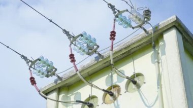 Beton yapıya bağlı elektrik kabloları