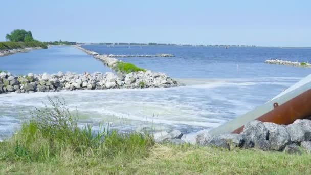 Vypouštění vody do laguny — Stock video
