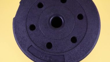 Sarı arkaplandaki eğitim diskleri