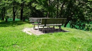 Gölün önündeki piknik masası.