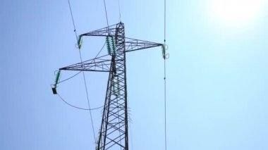 Elektrik kablolarını destekleyen metal kule