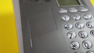 Kablolu telefon panoramasındaki kişi numarasını sağa doğru çevirir