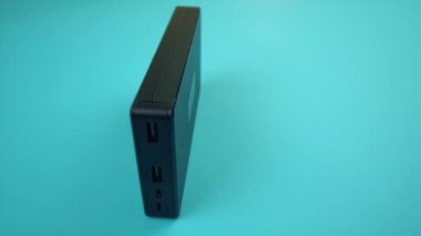 Turkuaz kumaş üzerine siyah plastik kutuda modern sabit disk