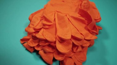 Turkuaz arka planda turuncu lastik eldivenler etrafında hareket