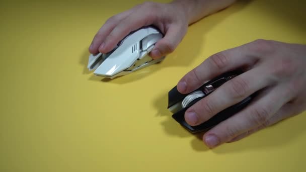 Άνθρωπος χρησιμοποιεί διαφορετικές σκούπες υπολογιστή σε κίτρινο φόντο — Αρχείο Βίντεο
