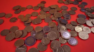 Masaya bir sürü bozuk para saçıldı.