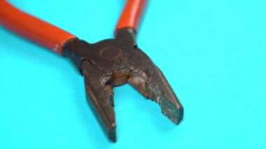 Eski pense ve plastik saplı gök mavisi arka plan makrosu