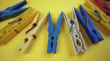 Eski plastik tokalardan yapılmış dairesel hareketler