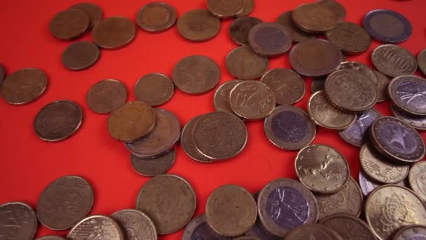 Στροφή γύρω από τα ευρωπαϊκά κέρματα στο κόκκινο πάτωμα — Αρχείο Βίντεο