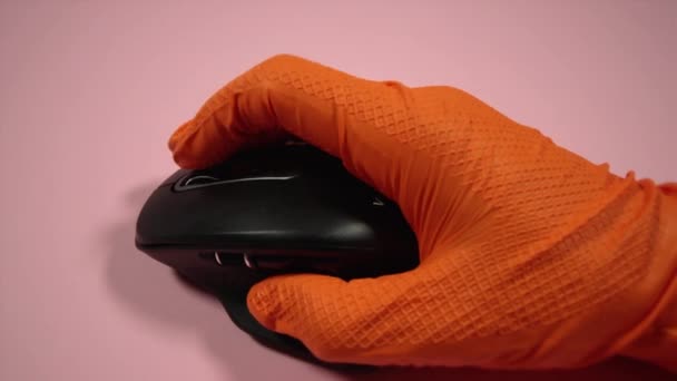 Pessoa em luvas usa mouse computador sem fio em pano rosa — Vídeo de Stock