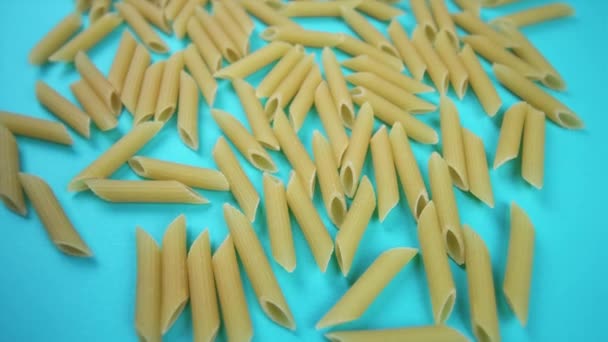 Kamera flyttar vänster vända runt högen av torr penne pasta — Stockvideo