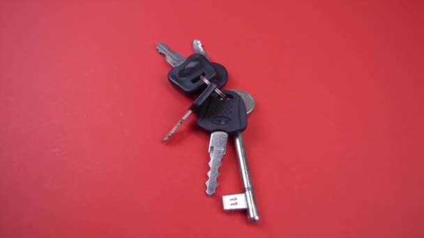 Mazzo di chiavi con teste nere su sfondo rosso brillante — Video Stock