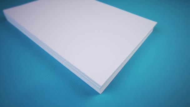 Pila de hojas de papel en blanco en primer plano de tela azul claro — Vídeos de Stock