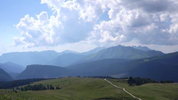 Тімелапс пагорбів і зелених гір — стокове відео