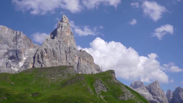 Tijdspanne van de Italiaanse Alpen in de zomer — Stockvideo