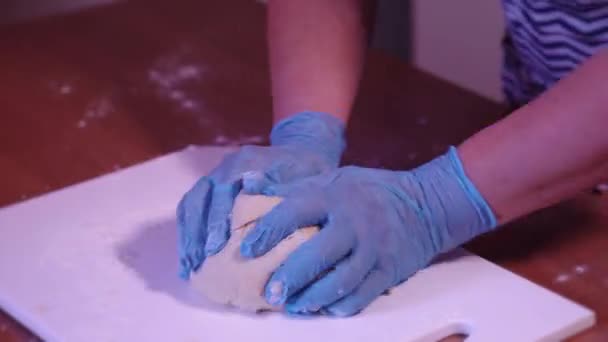 A massa é misturada com as mãos com luvas — Vídeo de Stock