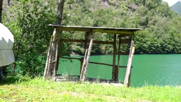 山の中の川の前にある古い木製の柵 — ストック動画
