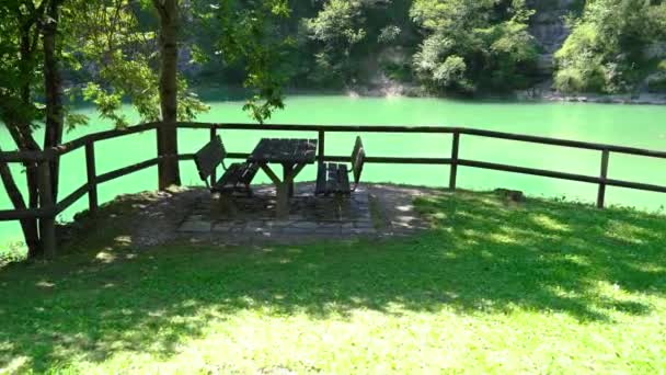 Piknik asztal a tó előtt a hegyekben — Stock videók