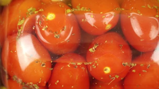 Biberli domatesler cam kavanozlara kapatılmış. — Stok video