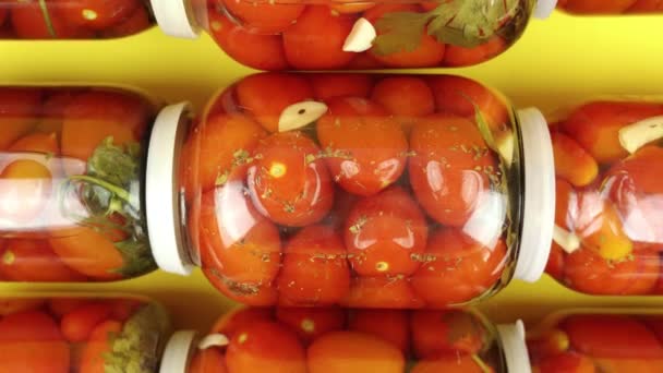 Tomatoes with pepper closed in glass jars — Stock Video