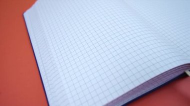 Açık kare bir dizüstü bilgisayarın etrafında hareket