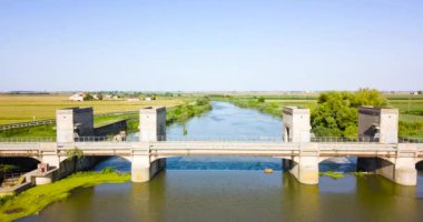 Nehir üzerinde eski hidroelektrik santrali olan bir köprü.