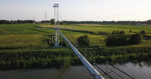 Tubería de gas sobre un río — Vídeo de stock