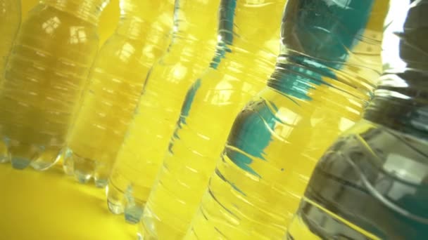 Sarı arka planda sıralanmış su şişeleri. — Stok video