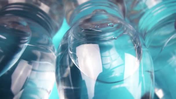 Garrafas com água mineral no fundo azul claro close-up — Vídeo de Stock