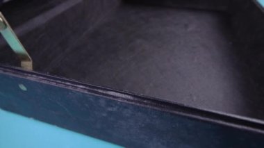 Açık mavi üzerine dijital kilit ve saplı deri çantayı aç