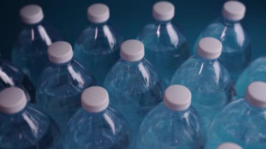Parlak ışık, plastik şişe setini suyla aydınlatır