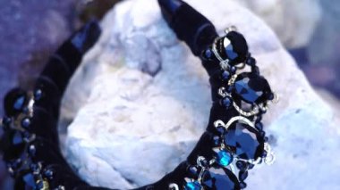 Su akıntısının taşlarındaki saçlar için güzel bir taç.