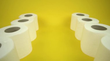 Mavi arkaplandaki tuvalet kağıdı