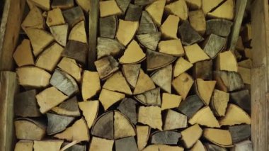 Yanmaya hazır odun yığınları.
