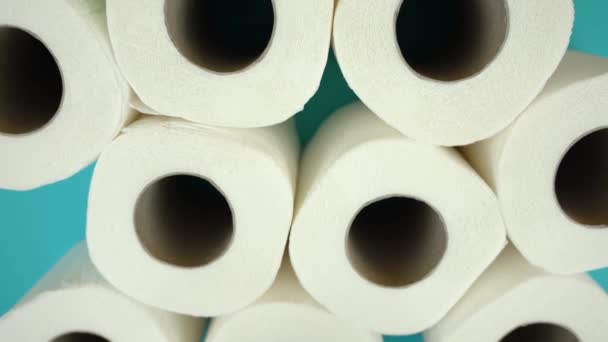 Toilettenpapierrollen auf blauem Hintergrund — Stockvideo