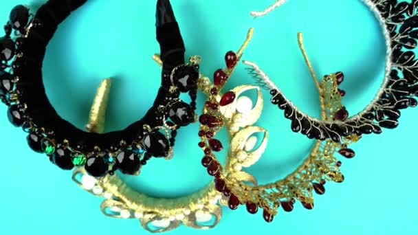 Hermosas coronas con joyas sobre un fondo azul — Vídeo de stock