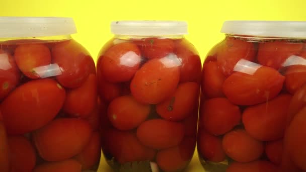 İleri hareket Ingo sarı arkaplanda kapalı domates konserveleri — Stok video