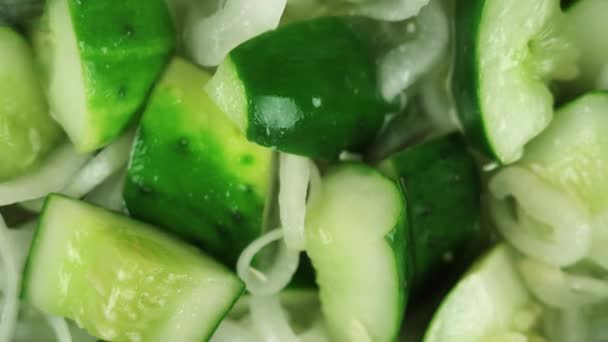 Ensalada de pepino verde con cebolla — Vídeo de stock
