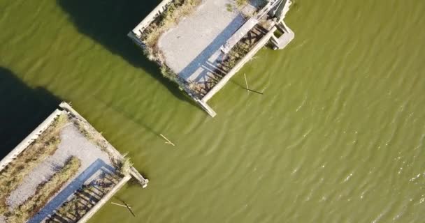 Alte Brücke über den Fluss in zwei Teile zerbrochen — Stockvideo