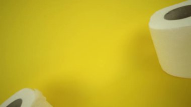 Mavi arkaplandaki tuvalet kağıdı