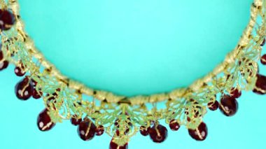 Mavi arka planda kırmızı mücevherleri olan taç.